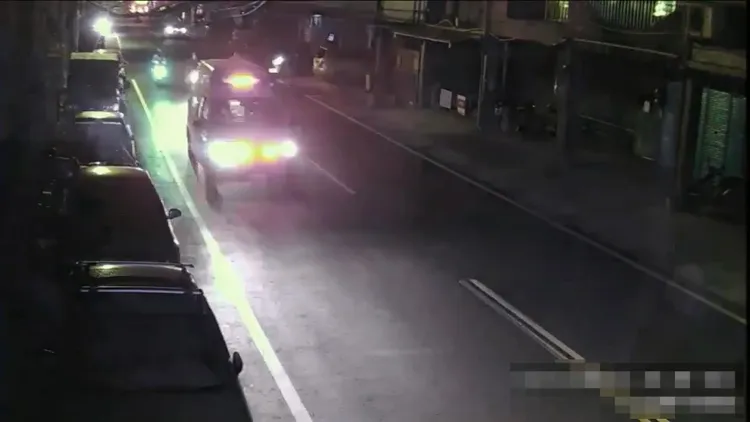 救護車將患者送醫。翻攝畫面