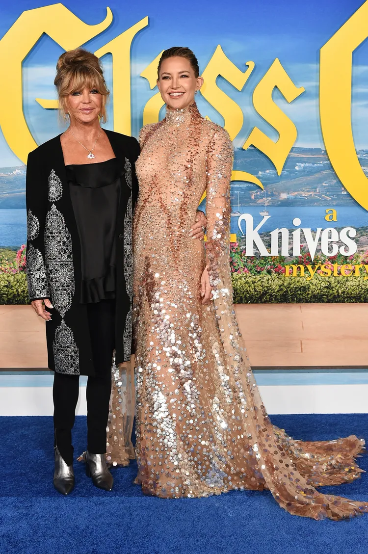 凱特哈德遜（右）邀媽媽歌蒂韓一同出席首映。美聯社