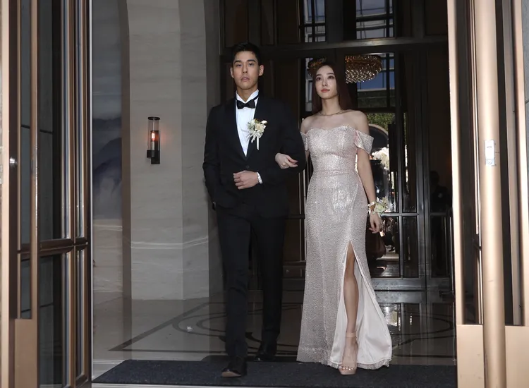 席惟倫（右）挽周予天入場被視為見習婚禮。陳明中攝