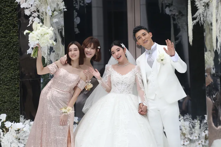 搶到捧花的席惟倫（左起）和吳心緹與新人合照。陳明中攝