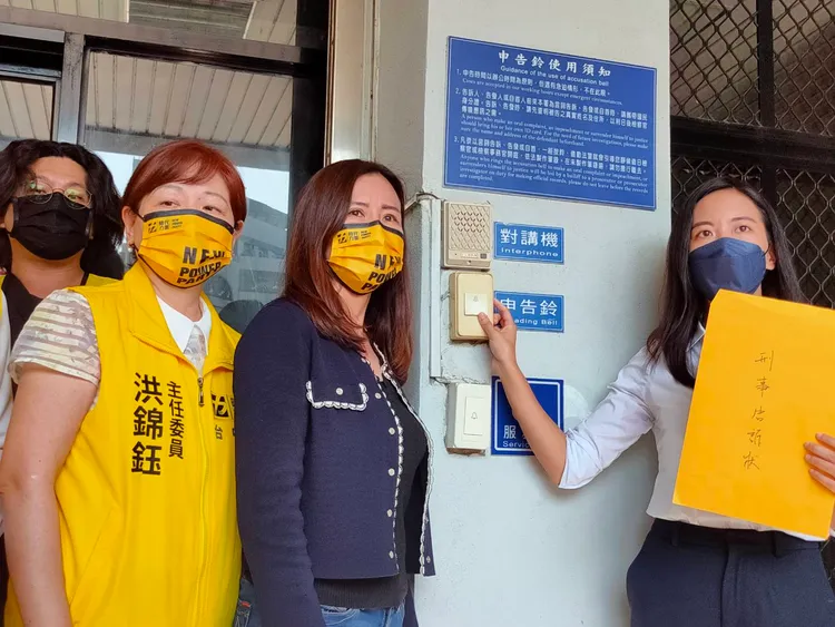 吳佩芸（右）到台中地檢署按鈴提告。鮮明攝