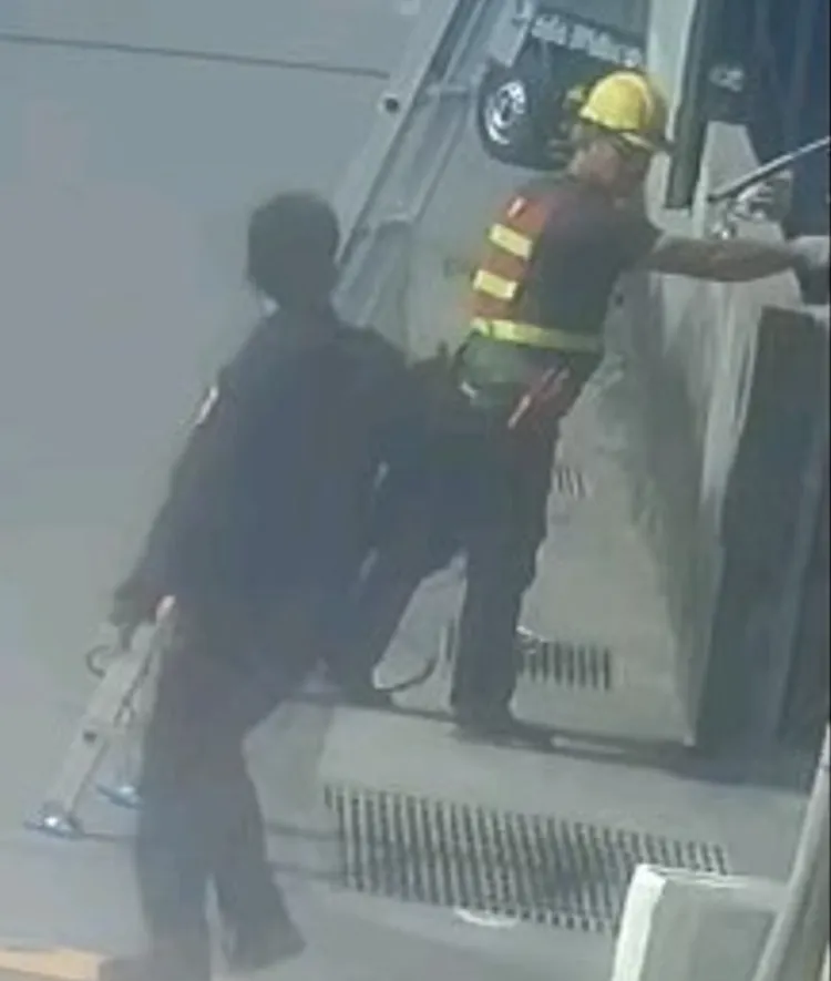 林姓男子一身工程人員裝扮掩人耳目，大白天爬上電線杆剪斷電纜線。讀者提供