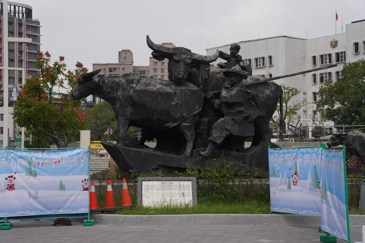 由雕刻名家國寶級大師朱銘製作、估價超過5億元以上的「牛耕年豐」絕版銅雕作品。廖裕德競總提供