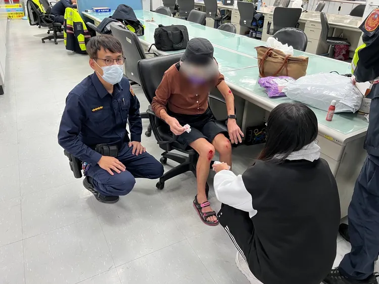 跌倒婦人手腳受傷，由休假女警先行帶回派出所包紮，並通報救護車送醫。翻攝畫面