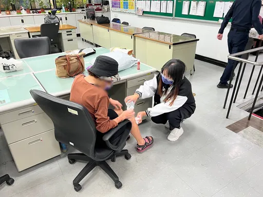 休假女警見婦人跌倒濺血　暖心扶回所內包紮後送醫