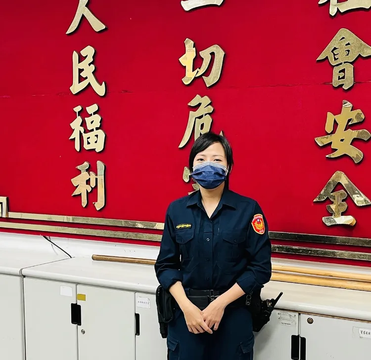 暖心替婦人包紮的松山分局三民派出所金姓女警。翻攝畫面