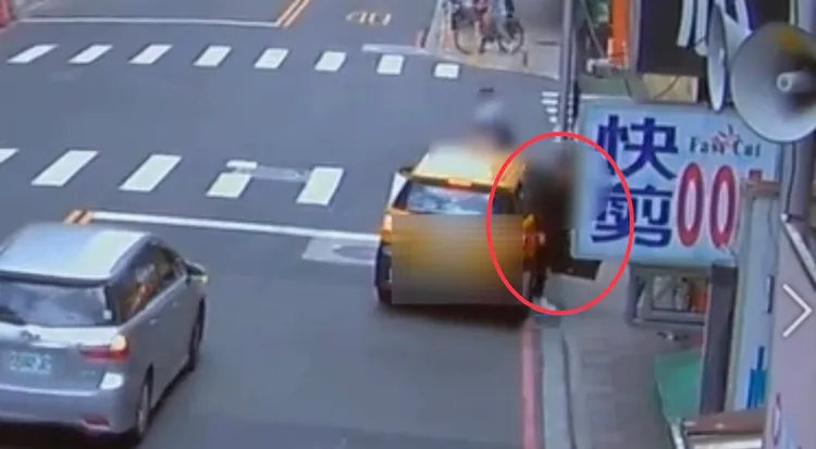 梁男多以徒步或隨機攔計程車搭乘代步。翻攝畫面