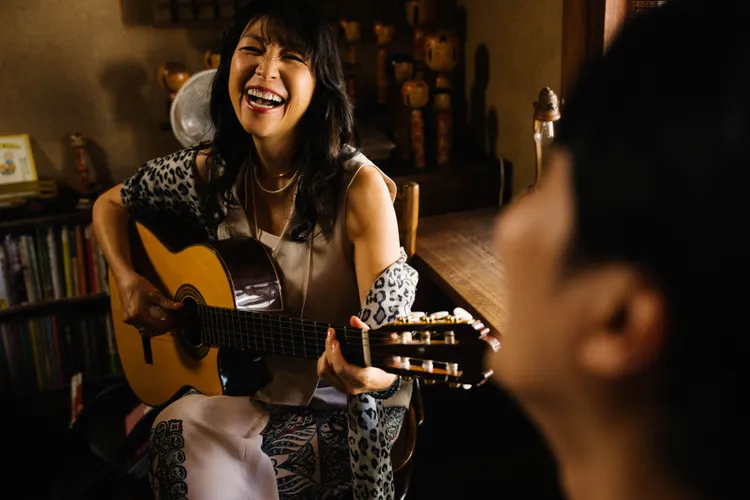 小野麗莎開心與青峰合作。環球提供