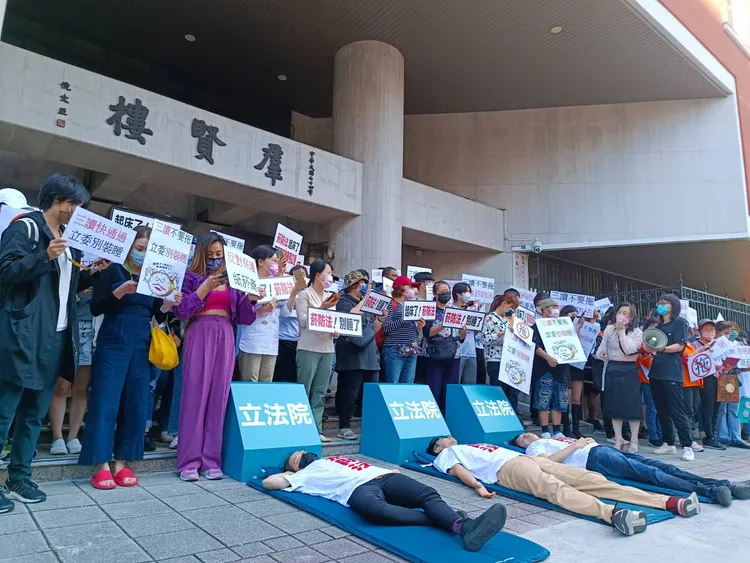 志工們大喊「菸防法起床了」，希望菸防法完成修法。翻攝畫面