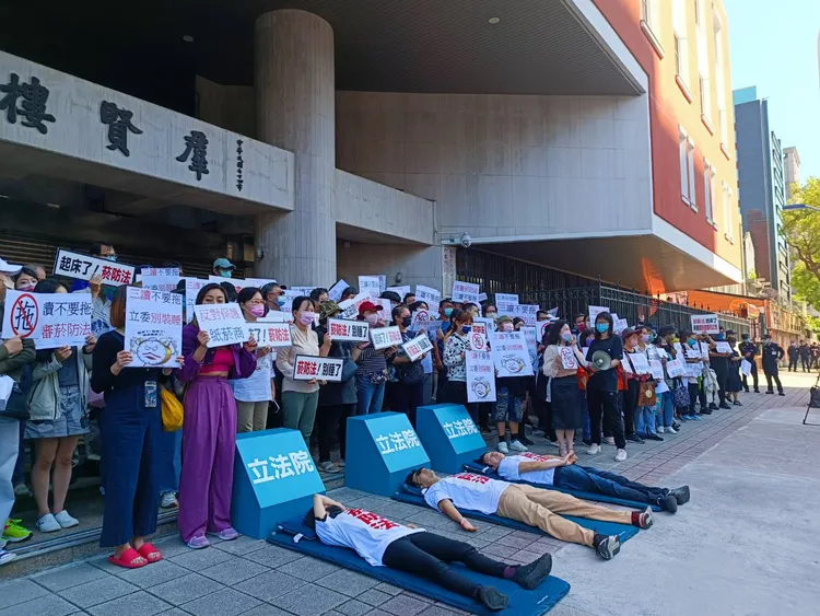 新北市家長志工教育成長協會今早赴立法院陳情．希望盡速完成菸防法修法。翻攝畫面