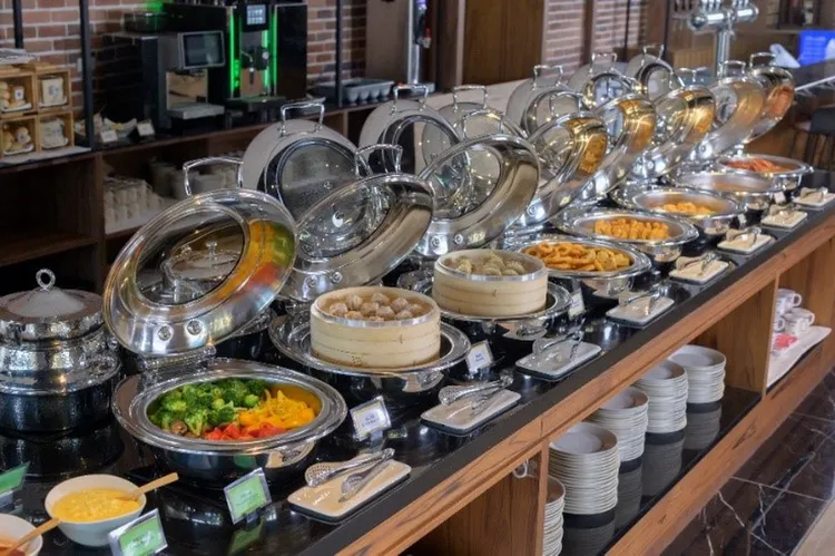 自助早午餐可延長到下午2點，除提供豐富美味的歐亞菜色外，特別針對外來旅客提供台中人特色早餐，像是大麵炒佐東泉辣椒醬等。業者提供