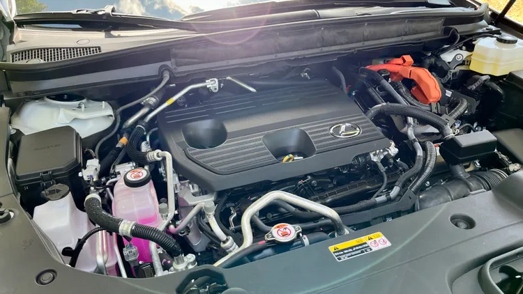 這具Hybrid動力能讓RX 450h+在6.5秒就完成0-100km/h加速，並帶來74.6km/L的平均油耗表現。陳志淵攝