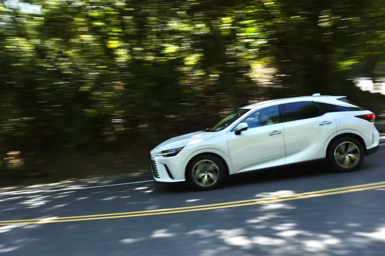 面對蜿蜒的道路，讓人驚覺RX的底盤支撐性、轉向積極性確實更勝以往。陳志淵攝