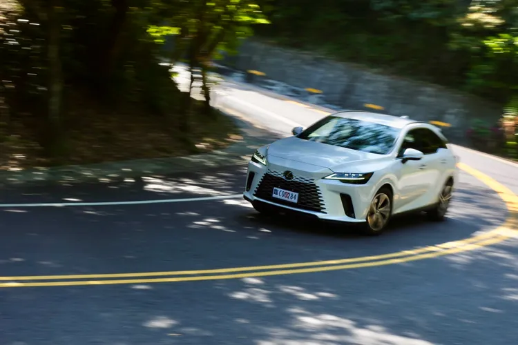 車重大幅減重90公斤，且底盤車身剛性強化後，新衣戴RX的身手果然變得更為矯健。陳志淵攝