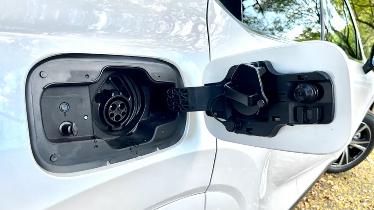 透過充電孔將電池充滿，最多可純電行駛81公里。陳志淵攝