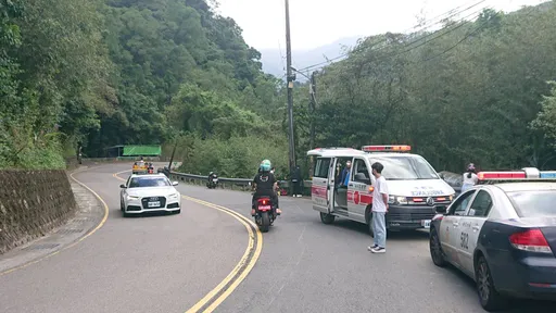 男大生騎車雙載遊烏來　過彎自摔撞護欄乘客墜邊坡