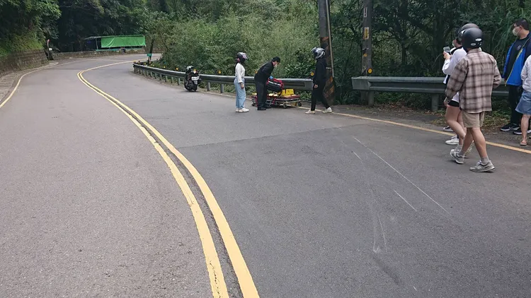 鄧男與吳男掉入邊坡後，後方同學連忙報警。警方提供