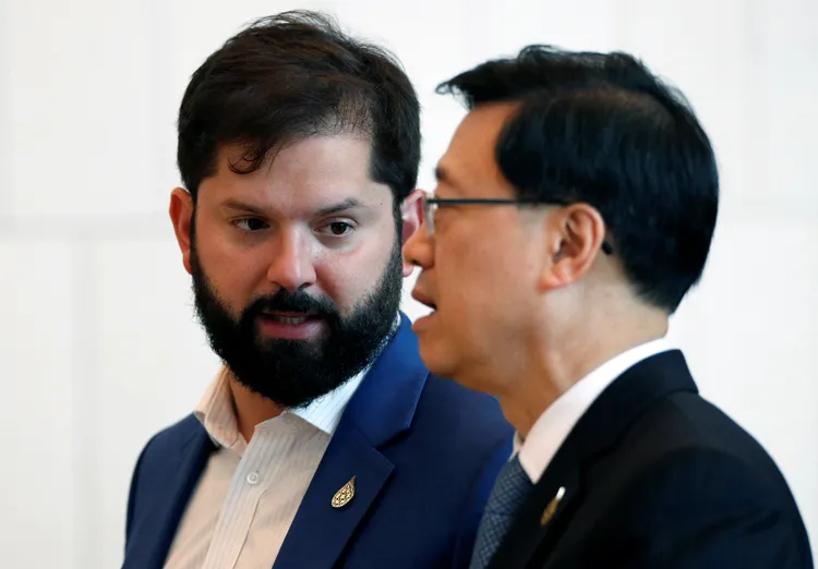 李家超18日與智利總統柏瑞克寒暄。路透社