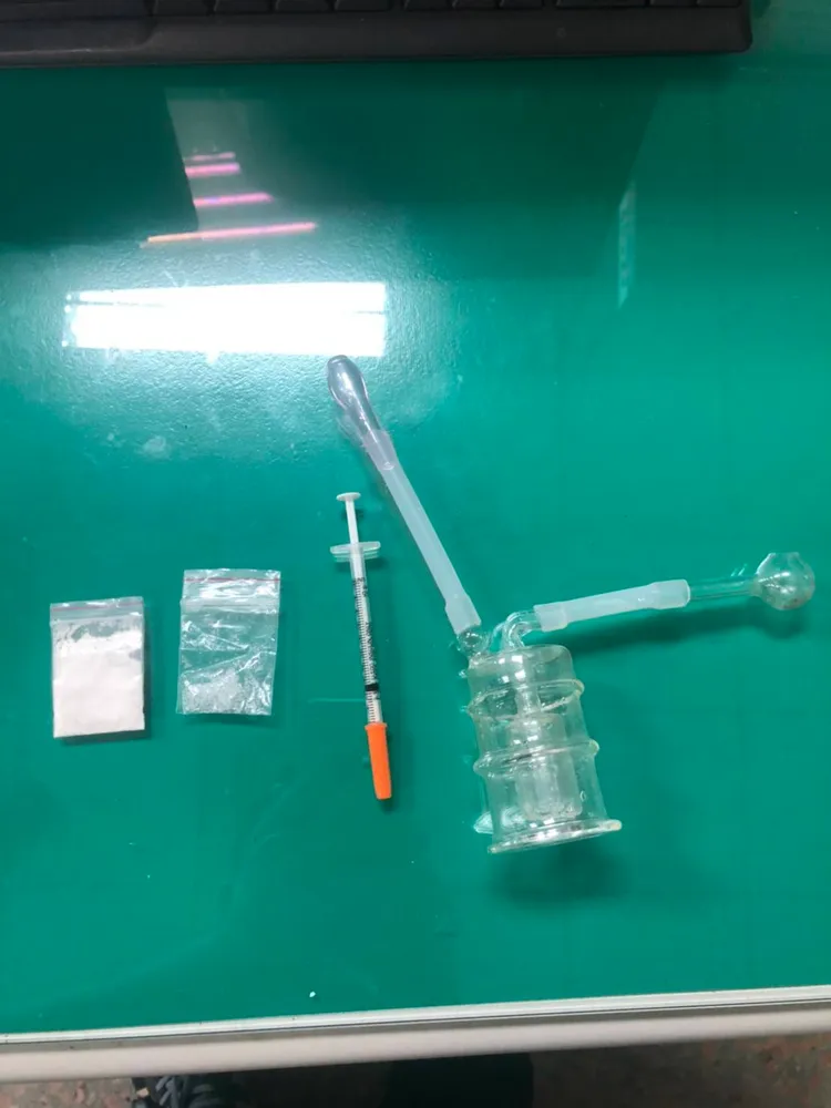 警方查獲毒品吸食器及注射針筒。讀者提供
