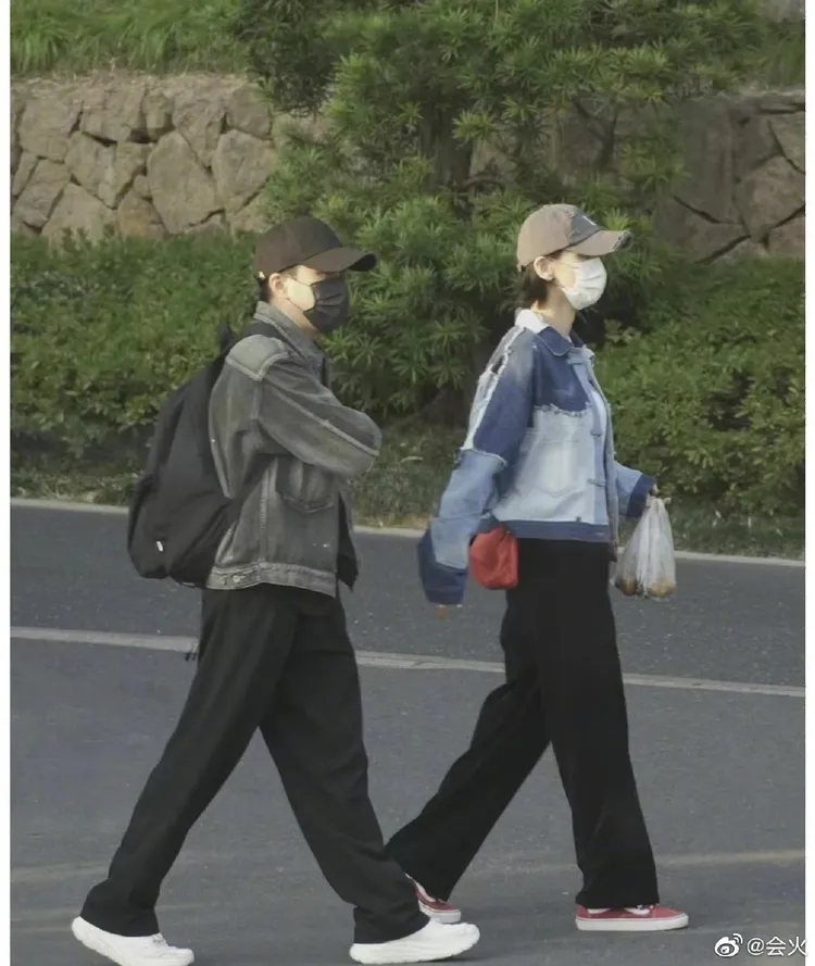 劉愷威（左）與灰帽女以情侶裝同游杭州徑山寺。翻攝會火微博