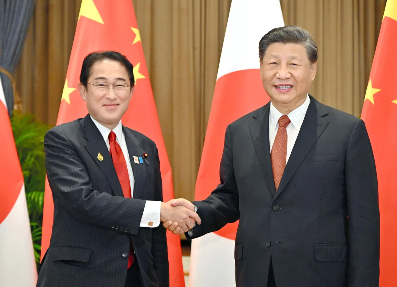 日本首相岸田文雄 (左)17日在泰國曼谷APEC場邊會晤中國國家主席習近平(右)。路透社