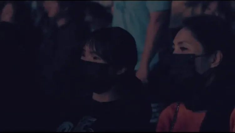 五月天冠佑的女兒小玫瑰（左）與妻子王行芝坐在台下欣賞。翻攝五月天官方YT頻道