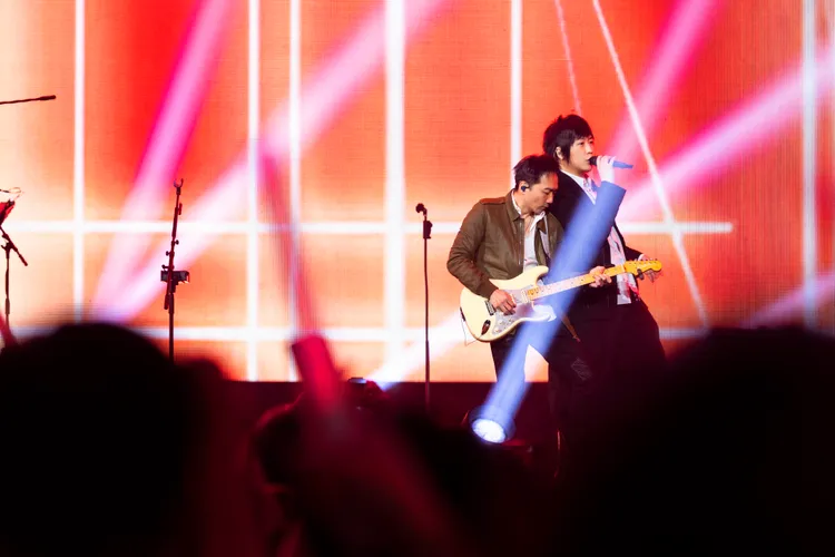 阿信（右）與石頭賣力演出。相信提供