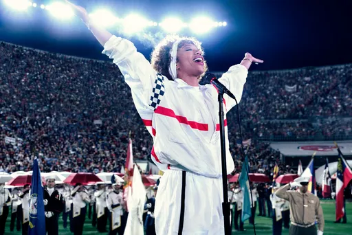 已故惠妮休斯頓曾被同胞質疑「不夠黑」 《與你共舞》留住天后璀璨時刻