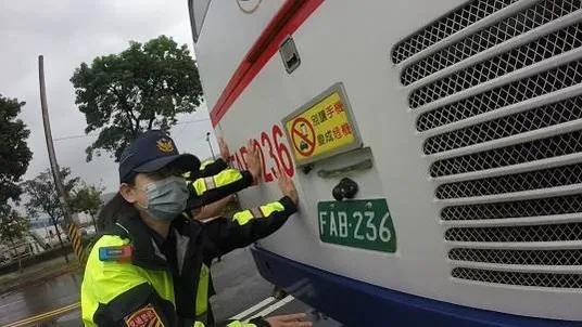 數名警員以人力將公車推離馬路。翻攝畫面