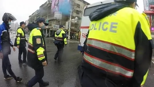 警員以人力將公車推離馬路。翻攝畫面