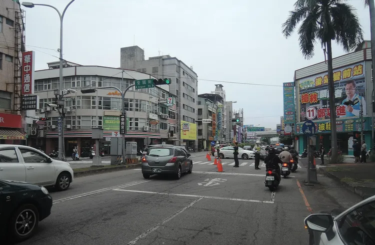 車禍發生地點就在台中憲兵隊旁邊路口，憲兵隨即出來警戒。讀者提供