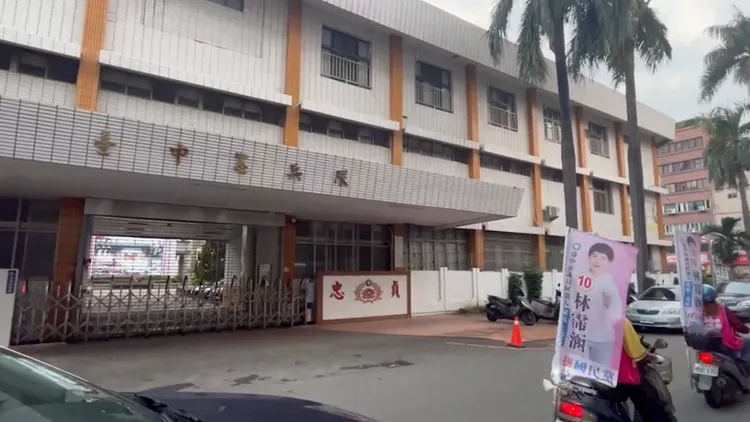 候選人車隊經過車禍路口，向民眾呼喊選情告急、要求搶救。周庭慶攝