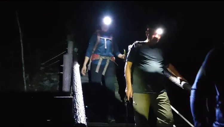 58歲的吳男因視力不好，在晚間受困山中求援。李陳信得攝