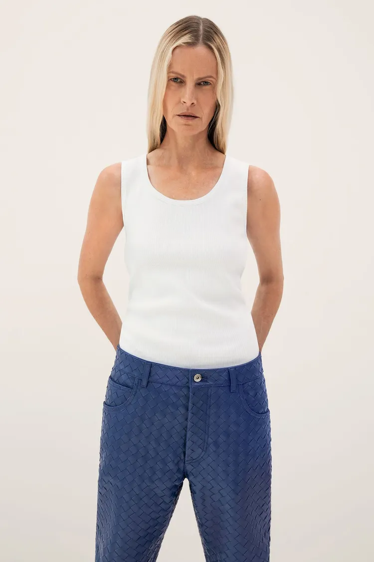 BOTTEGA VENETA日前釋出的2023早春系列形象照中，延續了創意總監Matthieu Blazy掌舵下源源不絕的活力。品牌提供