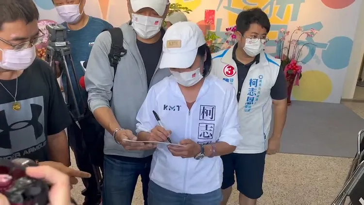 支持者請柯志恩簽名。 柯辦提供