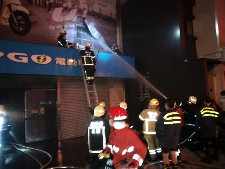 巨型廣告布幔影響救災和灌救。消防局提供