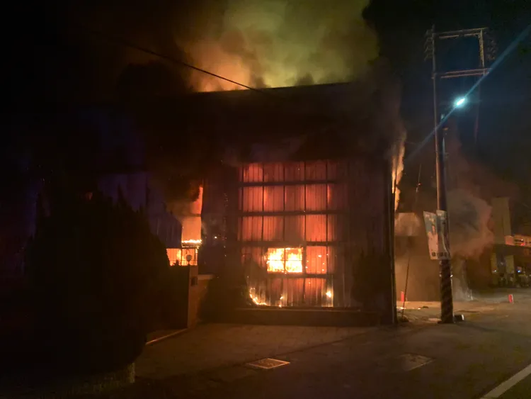 電動機車行倉庫被大火吞噬，熊熊大火照亮夜空。消防局提供