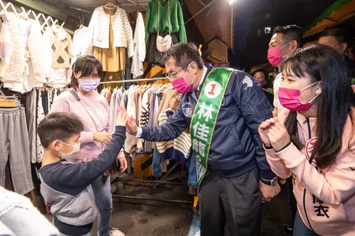 「台南女婿」林佳龍確診隔離　黃偉哲攜伴手禮北上當分身掃街拜票