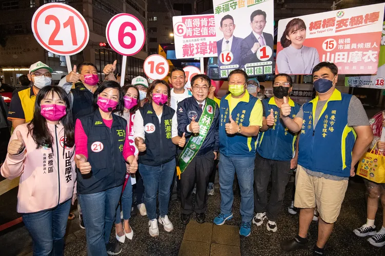 黃偉哲跟大家一起合照。林佳龍競總提供