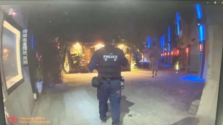 警方循線到旅館，正巧碰見被害人被押出門口。讀者提供