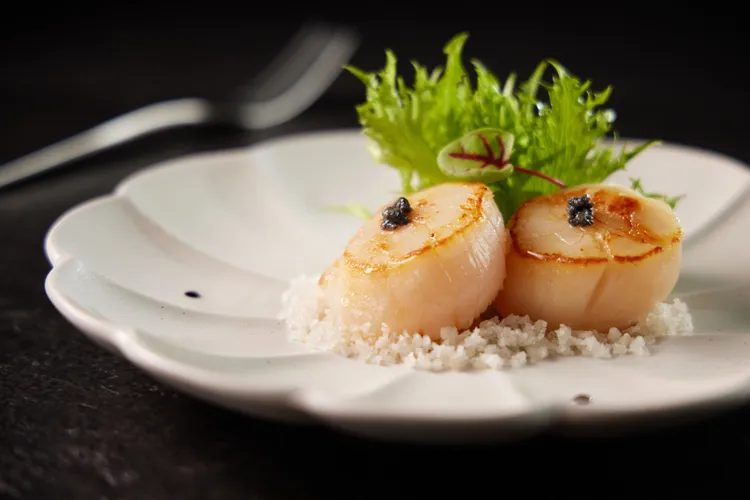 即日起-11/22平日消費兩客套餐並出示App優惠畫面，可獲得「嫩煎黑松露干貝」1份，價值688元。業者提供