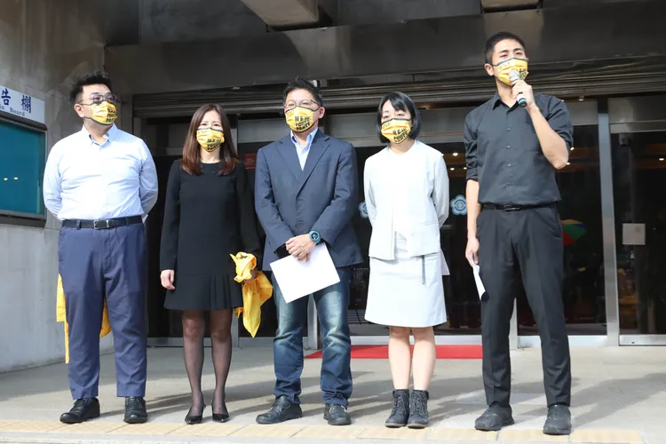 （左起）時代力量桃園黨部主委曾威凱、前秘書長陳孟秀、立委邱顯智、立委王婉諭及「行動時代」策略長李兆立召開記者會，呼籲黨中央要此次選舉做深刻檢討。鄭孟晃攝