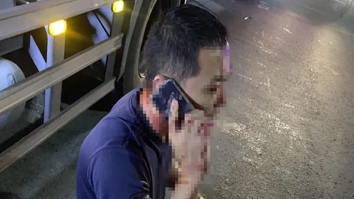 聯結車司機無辜被打 頭破血流跪地救援!歹徒被抓才知打錯人