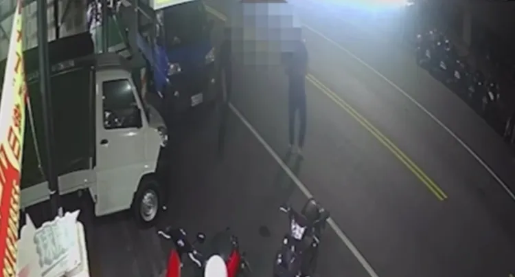 路口監視器拍到葛姓、黃姓兩名黑衣男子要走向被害人曹姓司機。讀者提供