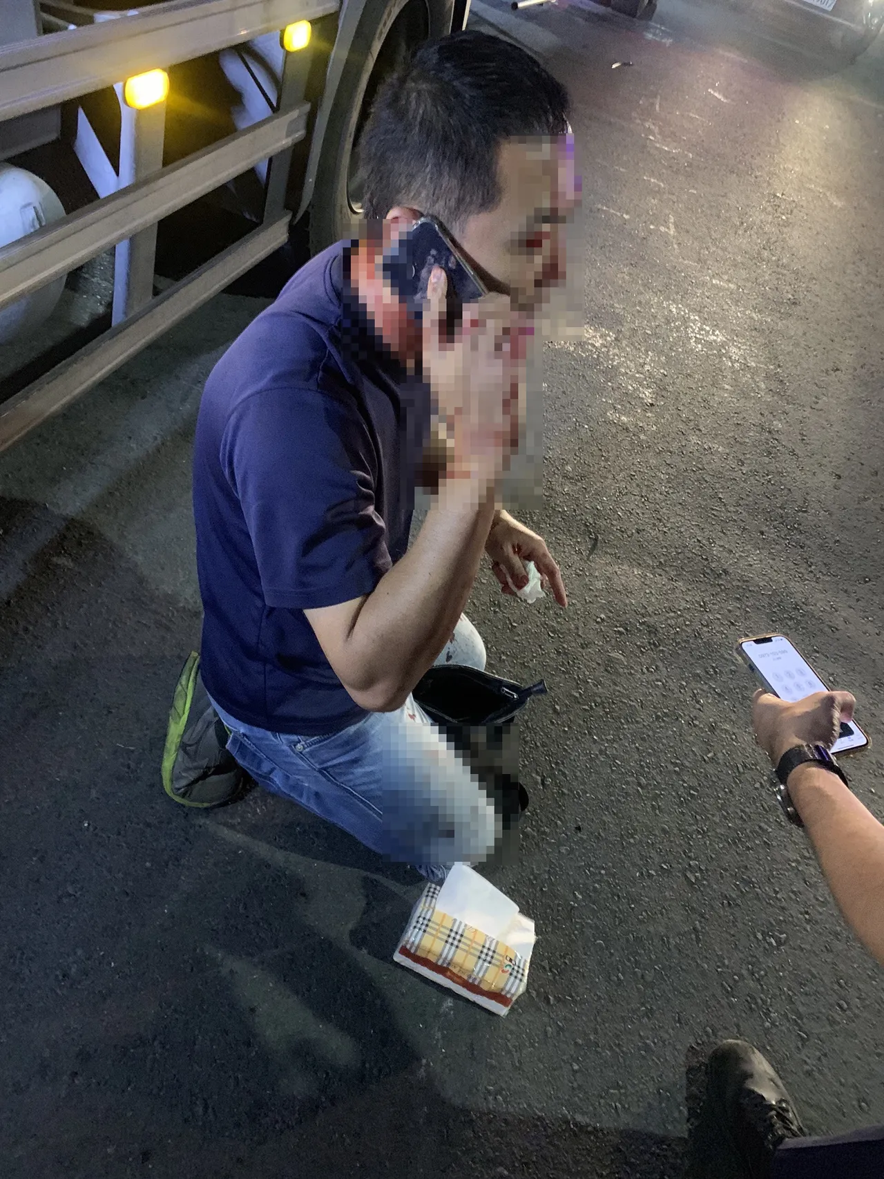 曹姓男子無辜被打到頭破血流,體力不支跪倒在地,路人幫他報案。讀者提供