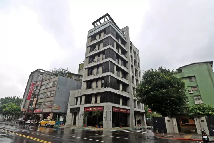 杭州南路二段近年陸續有新案登場，每坪開價站穩百萬俱樂部，例如新成屋大樓「大安錦町」標榜獨棟雙併40坪的藝術人文美宅，住戶能沐浴在人文風情的生活氛圍。翻攝江陵關係企業官網