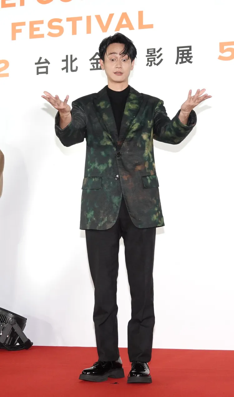 劉冠廷搞被問「當孫可芳的男朋友比較難還是當《聖筊》的男主角比較難」搞笑回應。陳德興攝
