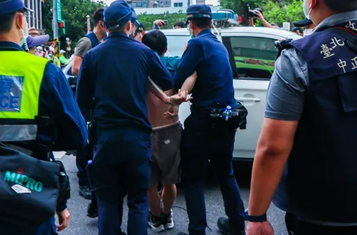 壓制影片曝光！男持刀闖陳時中宣傳車　搶麥喊「我可以解決中美問題」