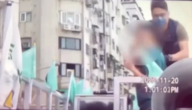 警方從後方將劉男壓制。翻攝畫面