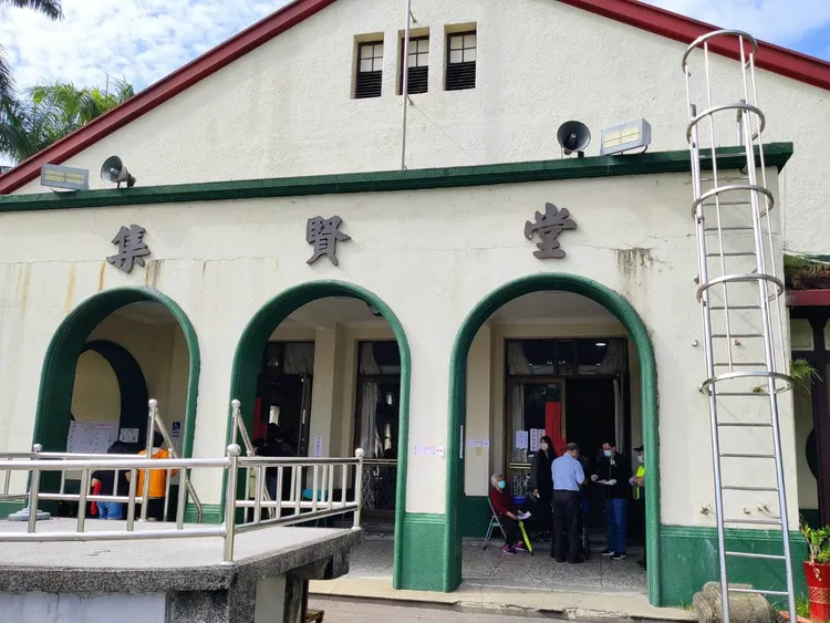 台中高工內的投開票所傳出婦人帶手機進人圈選區。讀者提供